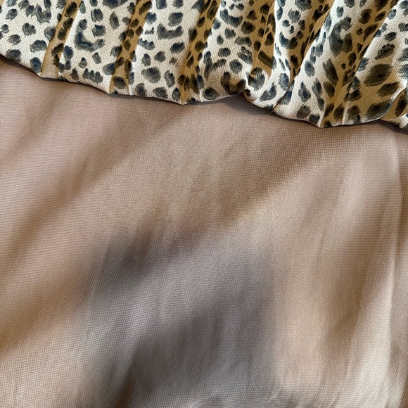 🐆 She + Sky Leopard Print Pleated Blouse Medium Flowy Tank - Picture 3 of 7